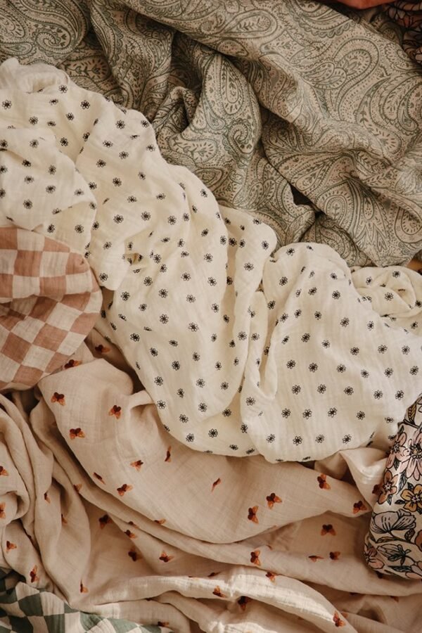 MUSHIE didelis vystyklas/užklotas. Juodos gėlytės